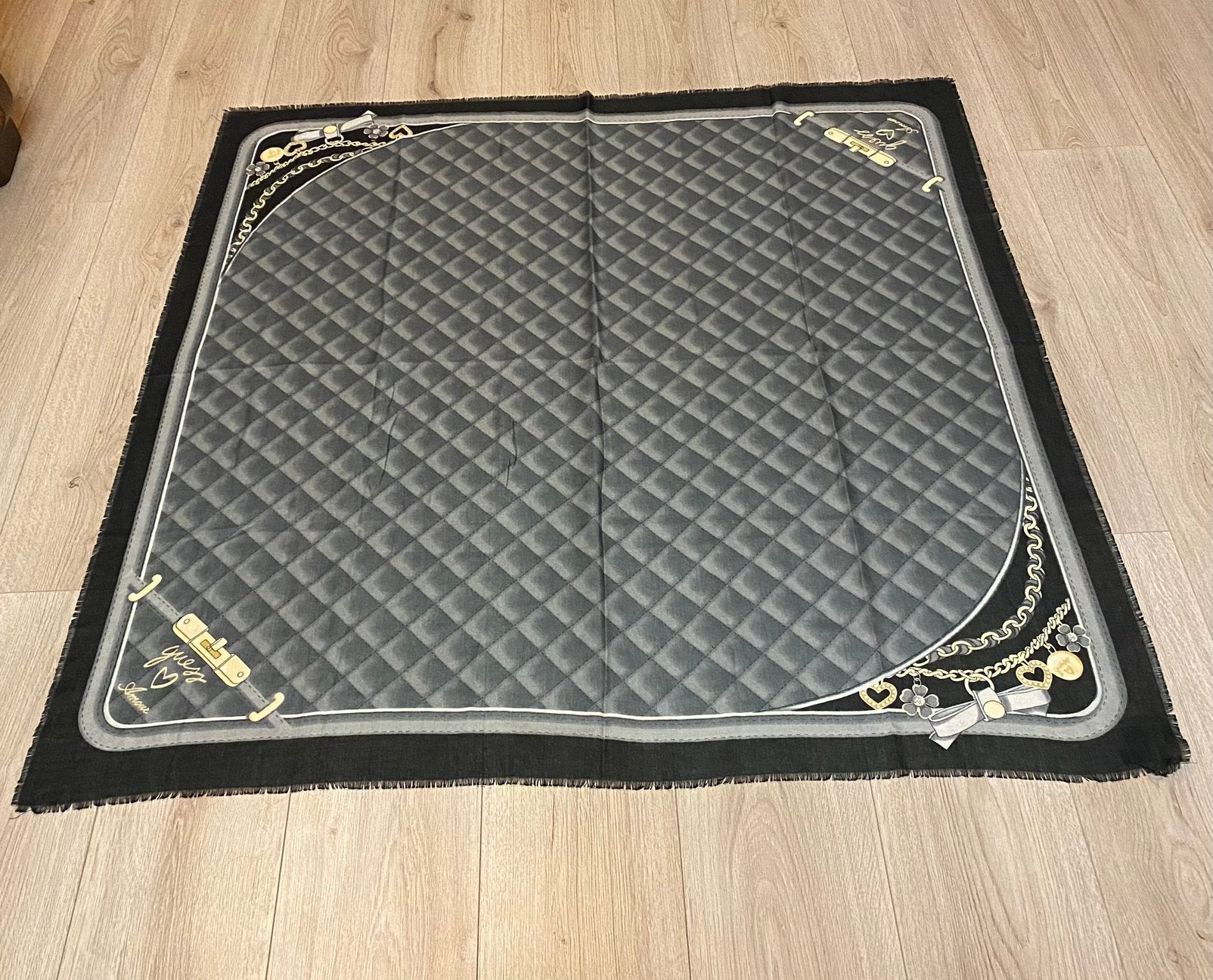 Grand foulard Guess, made in Italie, prix : 20€, Vêtements | Femmes, Enlèvement ou Envoi, Comme neuf, Écharpe