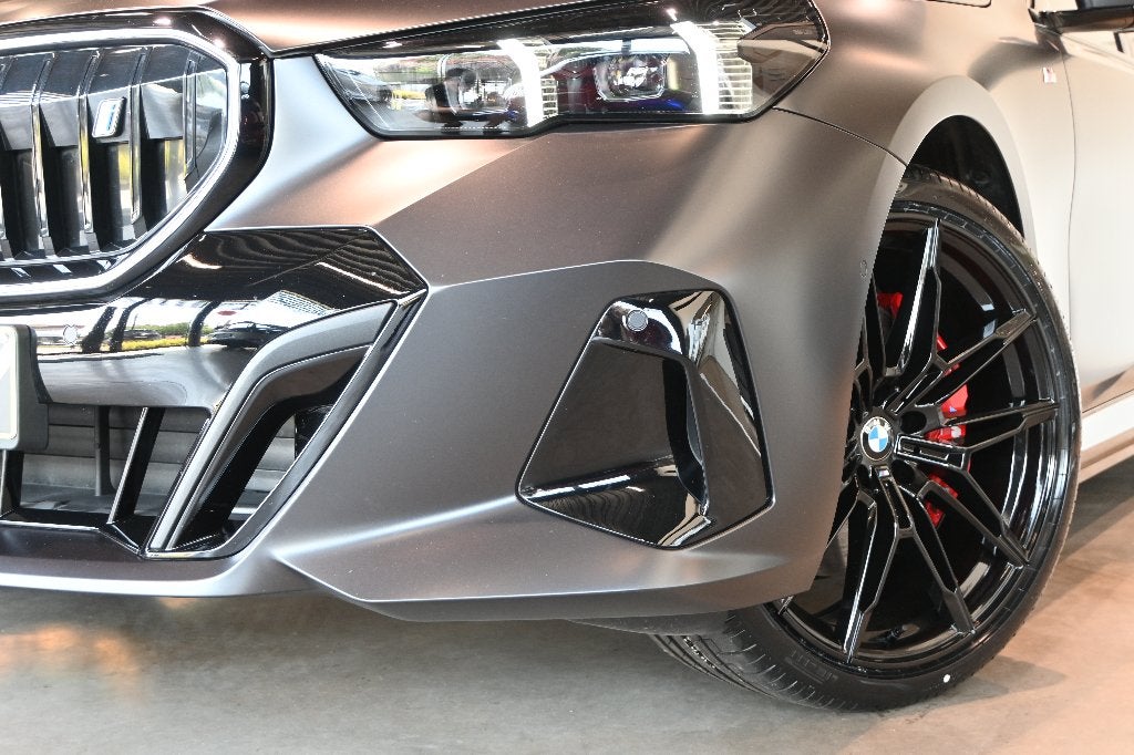 BMW i5 Touring xDrive40 M Sport *360CAM/H&K/DAB/CARPLAY/CC*, Automaat, Zwart, https://public.car-pass.be/vhr/5a973e69-65e5-4104-9aac-37ecbd72a8e1