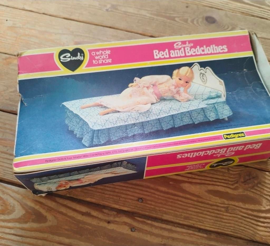 Poppenbed met stamboom van Sindy., Verzamelen, Ophalen of Verzenden, Pop
