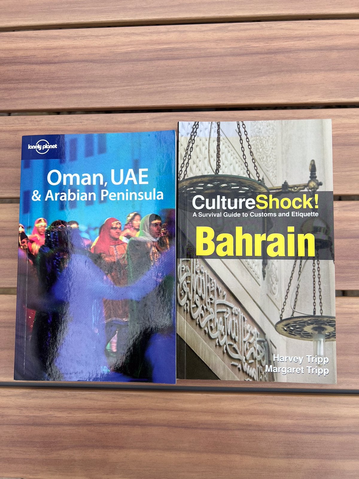 2 Reisgidsen Bahrain - Oman UAE - Engelstalig, Livres, Guides touristiques, Enlèvement, Comme neuf, Asie, Guide ou Livre de voyage