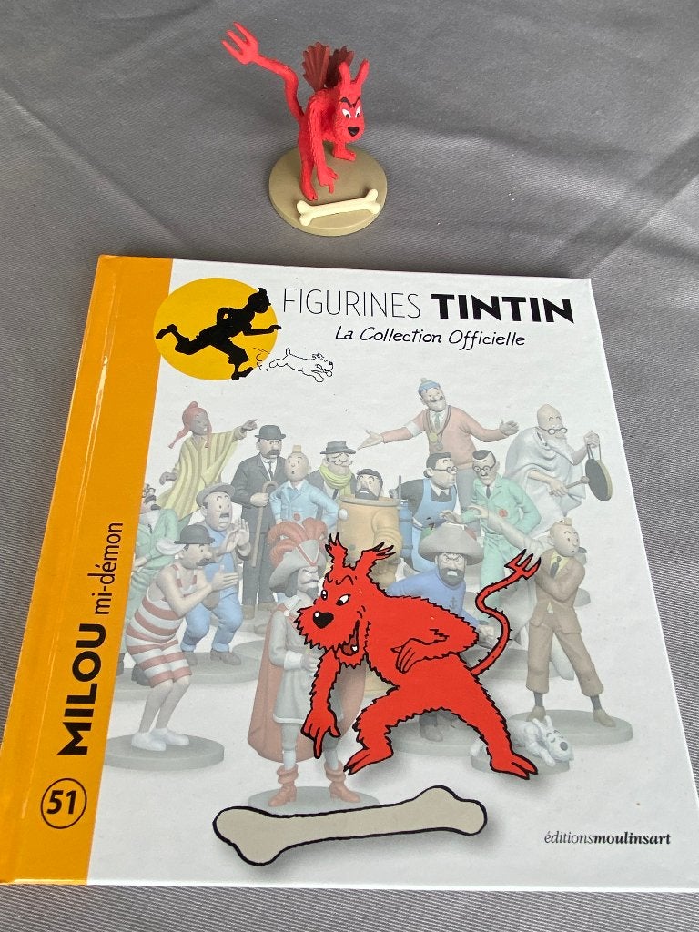 Kuifje beeldje Bobbie/Milou als duiveltje nr. 51 met boekje, Ophalen of Verzenden, Kuifje, Zo goed als nieuw, Beeldje of Figuurtje