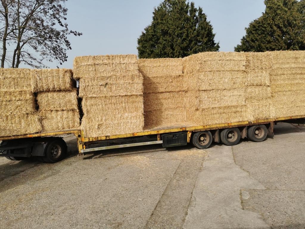 Hooi en stro  in grote en kleine pakken het jaar beschikbaar, Ophalen