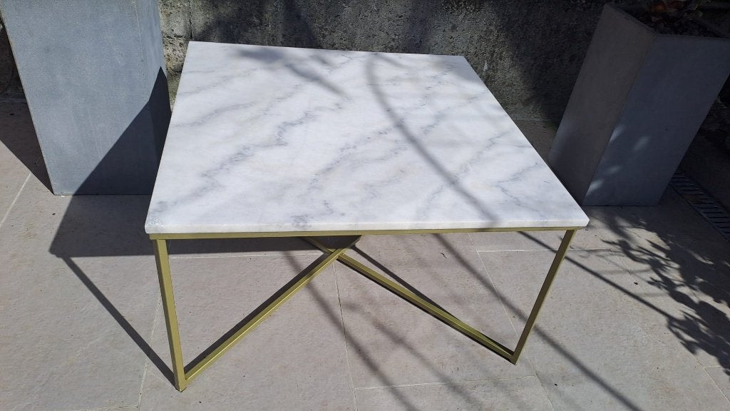 Table basse en marbre blanc véritable 80 x 80 cm, pied doré, 50 à 100 cm, Jusqu'à deux personnes, Enlèvement, Utilisé