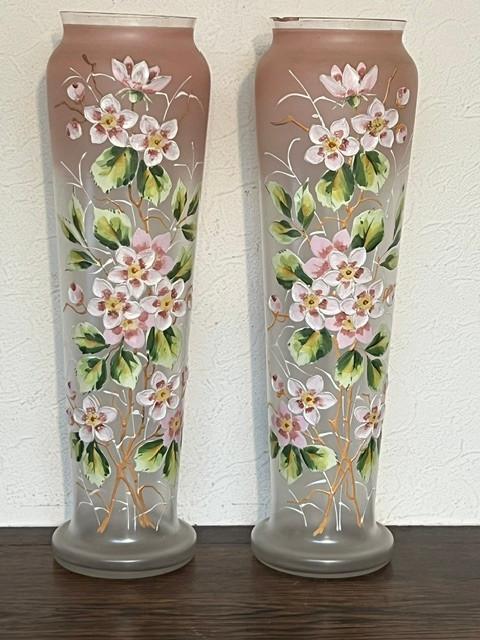 Koppel glazen vazen met geëmailleerde bloemen, Antiek en Kunst, Ophalen