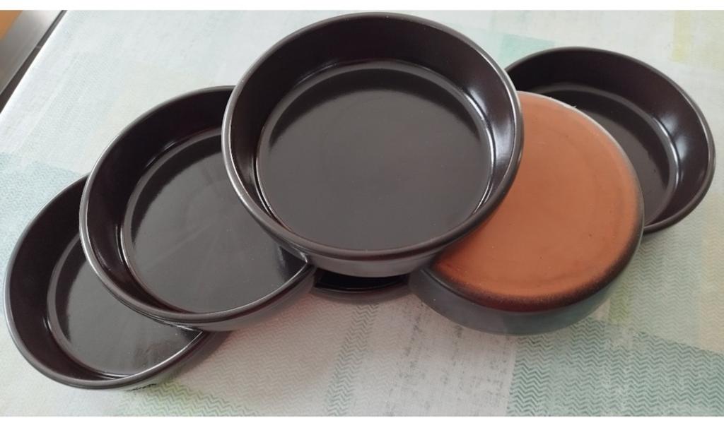 6 Bols caquelons neufs. Diametre 20 cm, profondeur 5 cm.