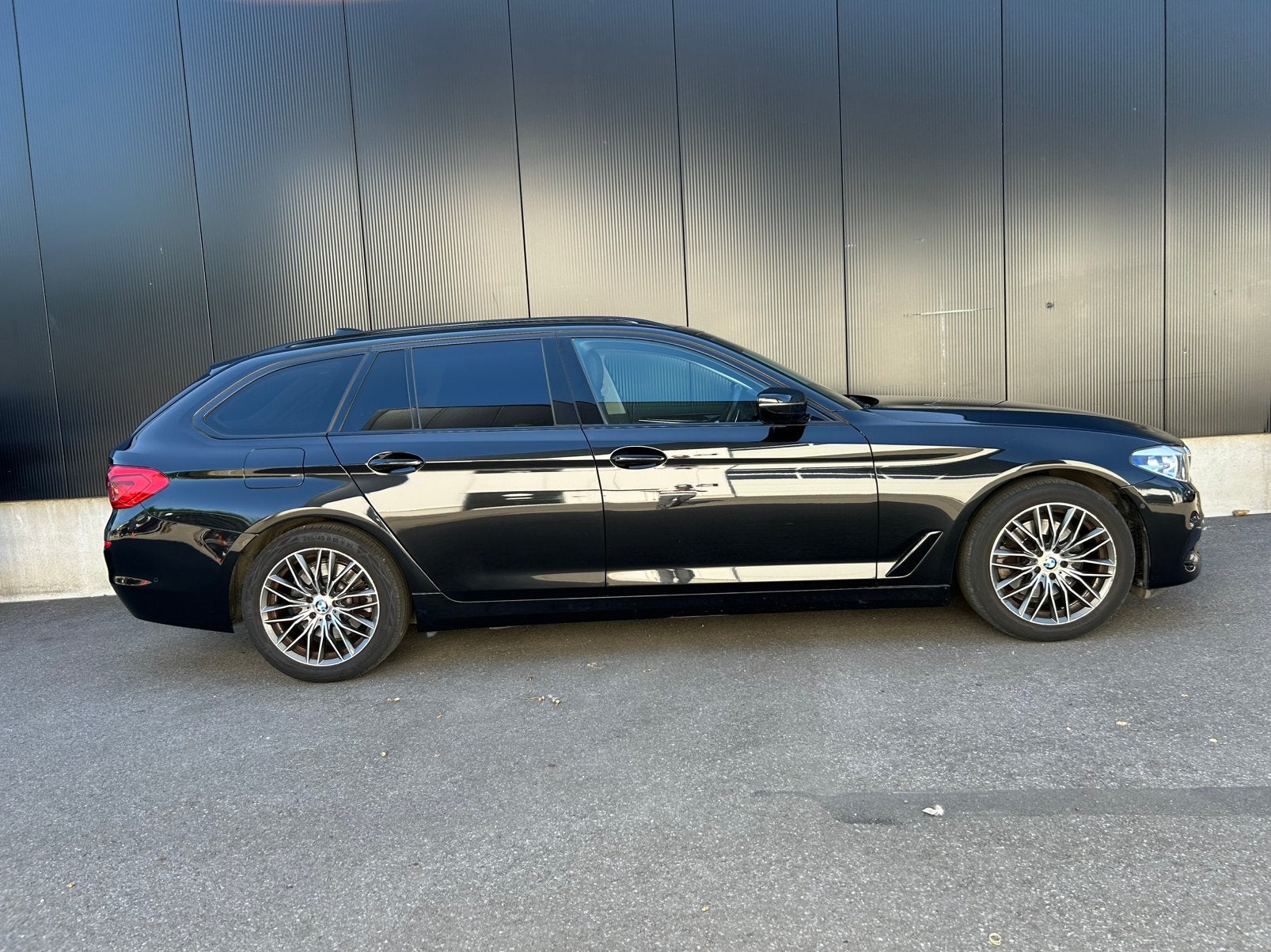 BMW 518d / Sport Line / Automaat / Navi / Apple Carplay, Auto's, BMW, Automaat, Dealer onderhouden, Zwart, Leder