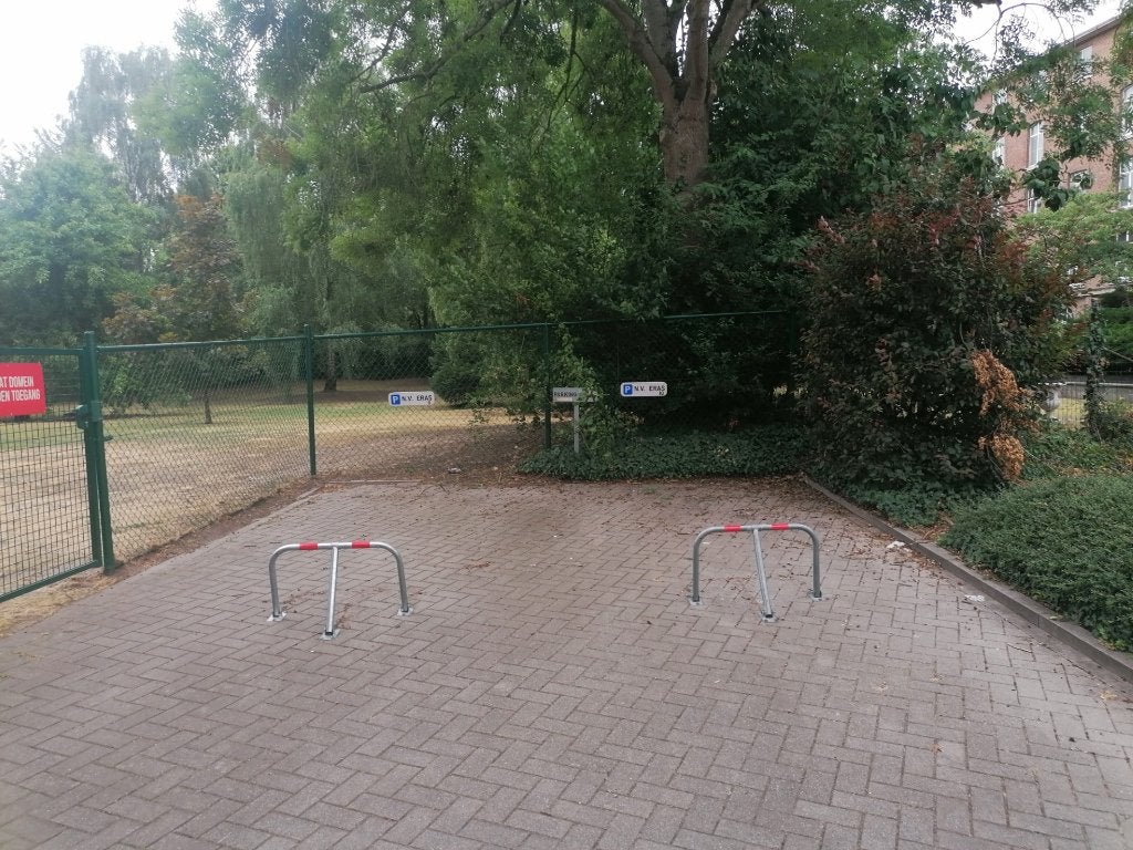 Autostaanplaats met Parkeerbeugel TE HUUR, Autos : Divers, Garages