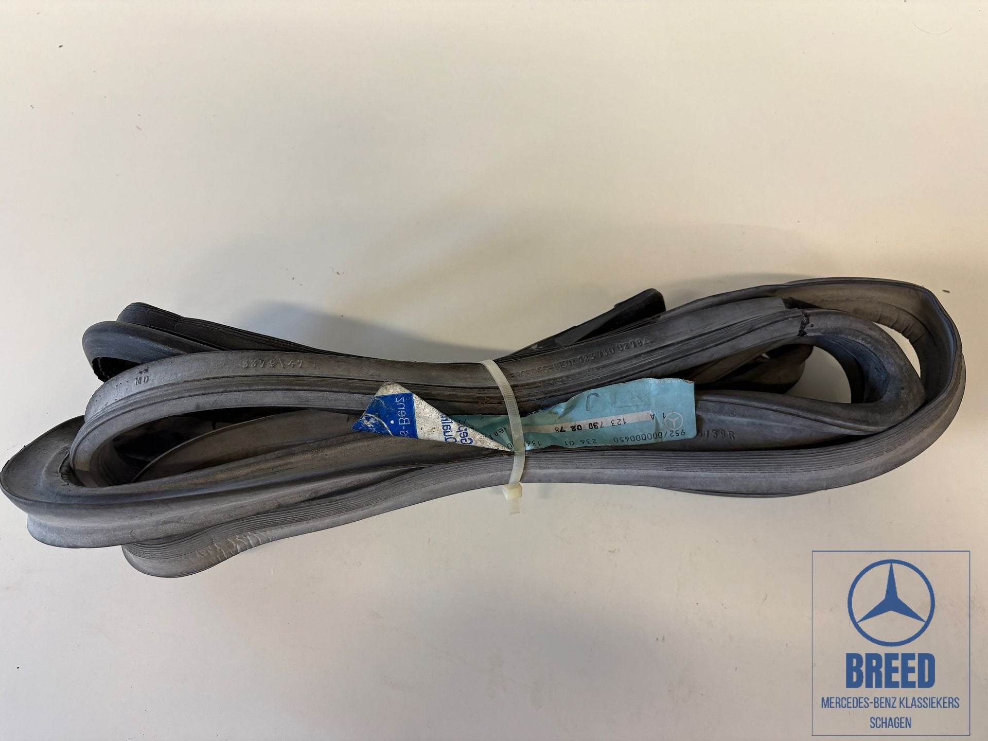 NOS deurrubber rechtsachter voor Mercedes-Benz W123, Auto-onderdelen, -, Nieuw, Ophalen of Verzenden, -