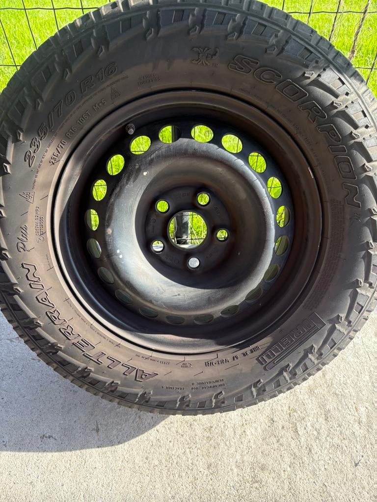 pirelli scorpion all terrain op stalen velgen, Ophalen, Zo goed als nieuw
