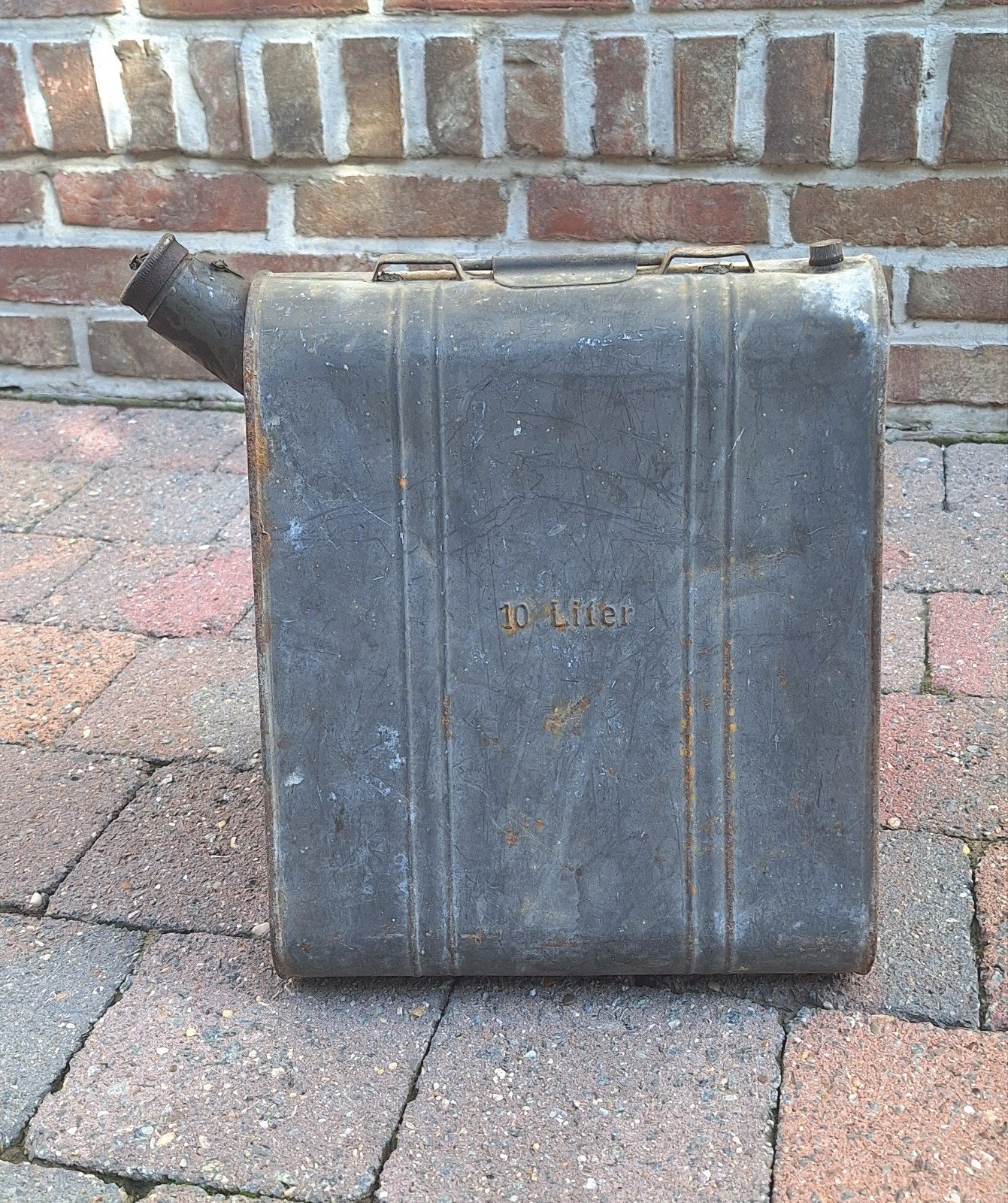 Driehoekige Duitse jerrycan van 10 liter, Ophalen
