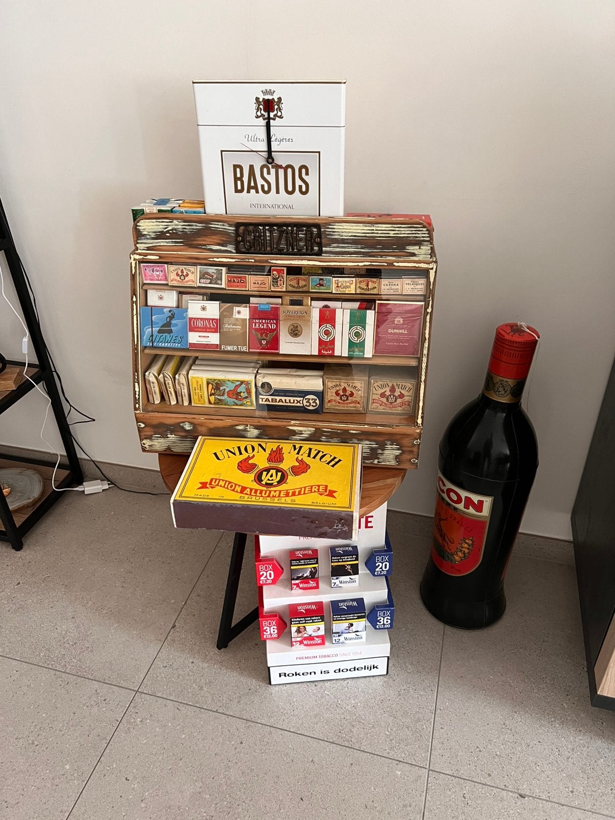Antieke vitrine kast gevuld, Verzamelen, Automaten | Gokkasten en Fruitautomaten, Ophalen, Zo goed als nieuw