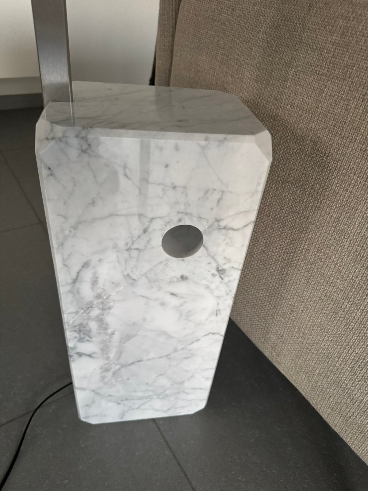 Flos Arco: Iconische booglamp gemaakt van Carrara marmer, Huis en Inrichting, Lampen | Vloerlampen, Ophalen, Zo goed als nieuw