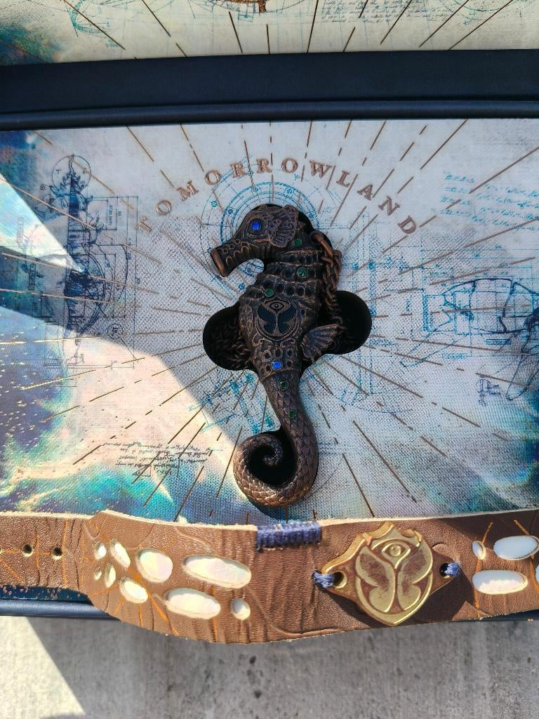 Tomorrowland 2018 The Story of Planaxis / bracelet + collier, Enlèvement ou Envoi, Neuf, dans son emballage, Dance populaire