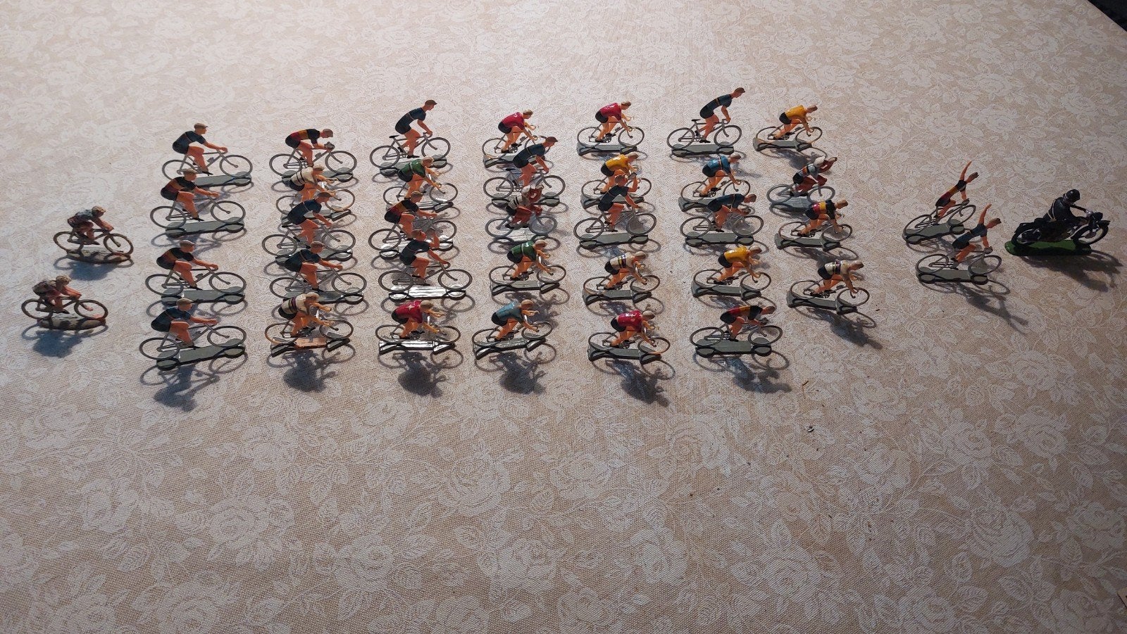 36 figurines de cyclistes et une moto de police, Enfants & Bébés, Jouets | Figurines, Enlèvement