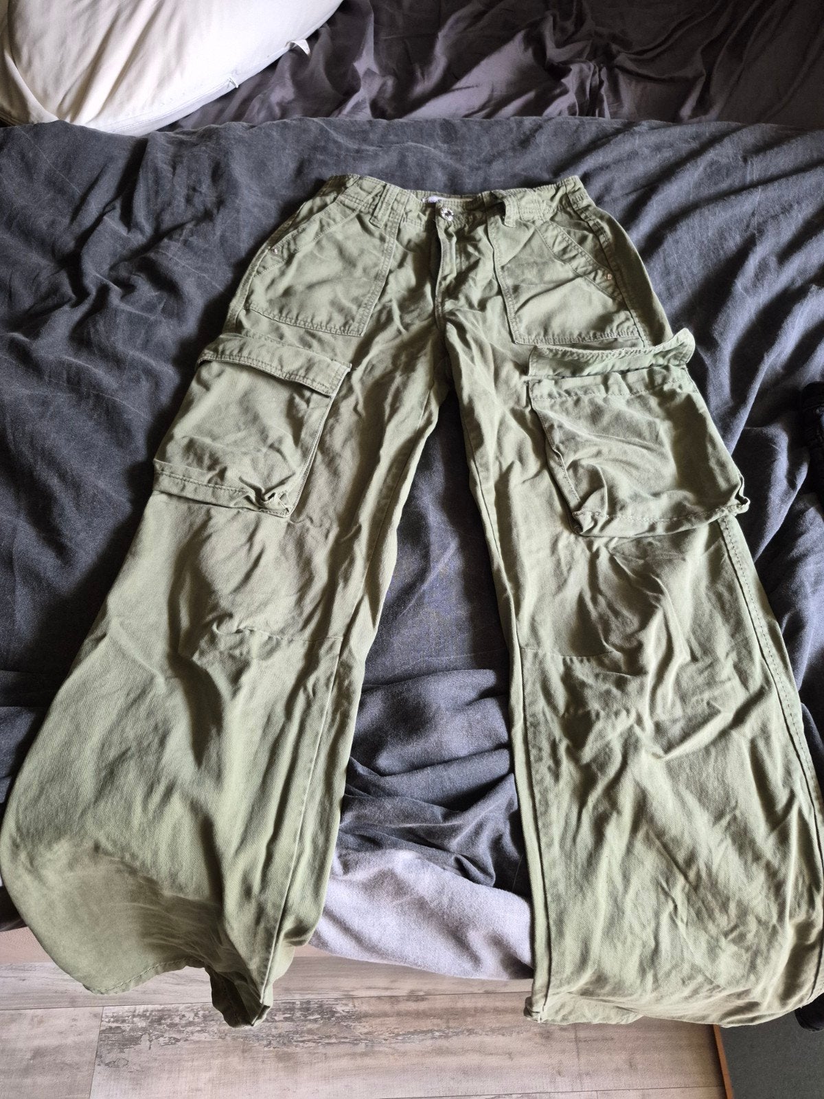 kakigroene cargo broek van bershka maat 32, Kleding | Dames, Ophalen
