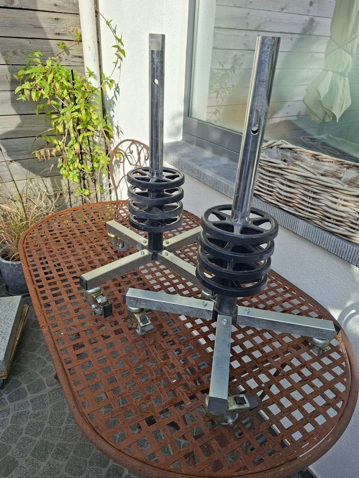 Porte pneu à roulettes occasion très bon état, Enlèvement
