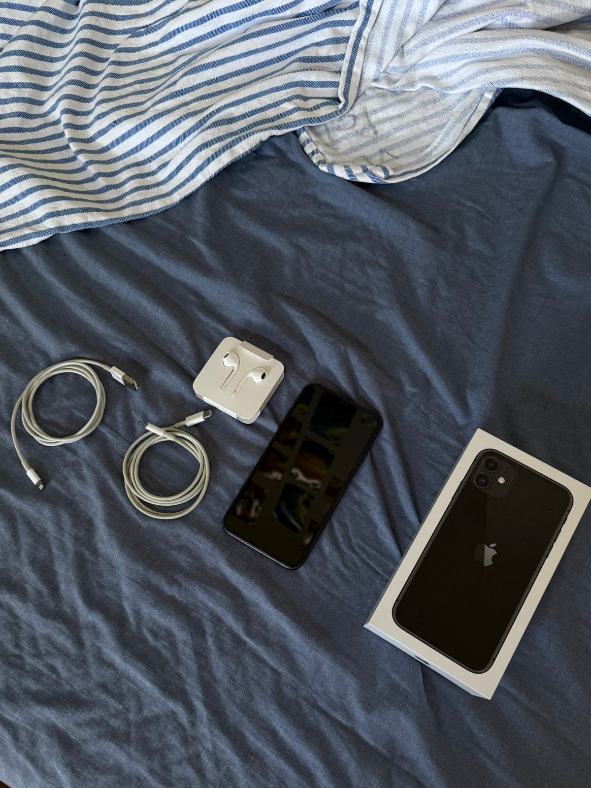 Apple iPhone 11 (inclusief oortjes, kabels,screenprotectors), Zwart, 76 %, 64 GB, Zonder simlock