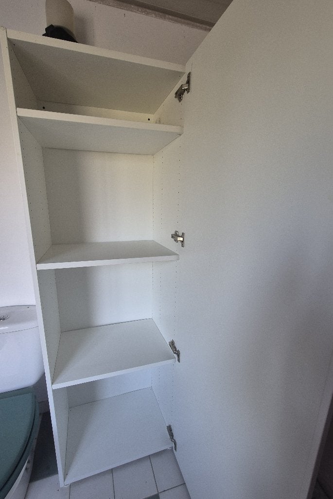Armoire haute blanche IKEA avec porte et étagères — Bon état, Maison & Meubles, Enlèvement