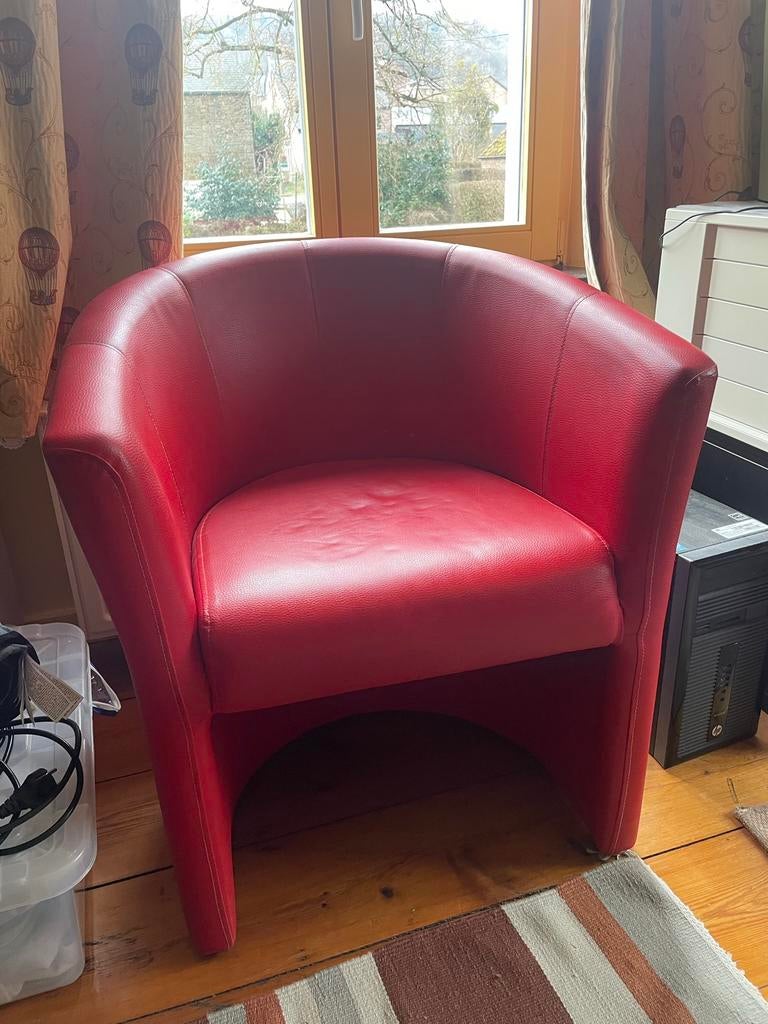 Un fauteuil rouge, Maison & Meubles, Fauteuils, Enlèvement, Comme neuf, Cuir