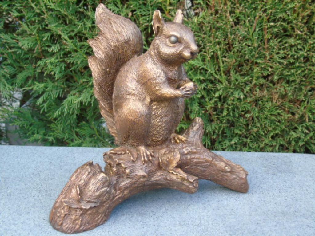 bronzen beeld van een eekhoorn op een tak., Tuin en Terras, Ophalen, Nieuw