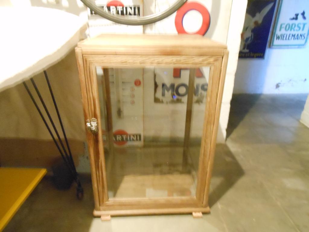 vitrine en pich pin, Enlèvement
