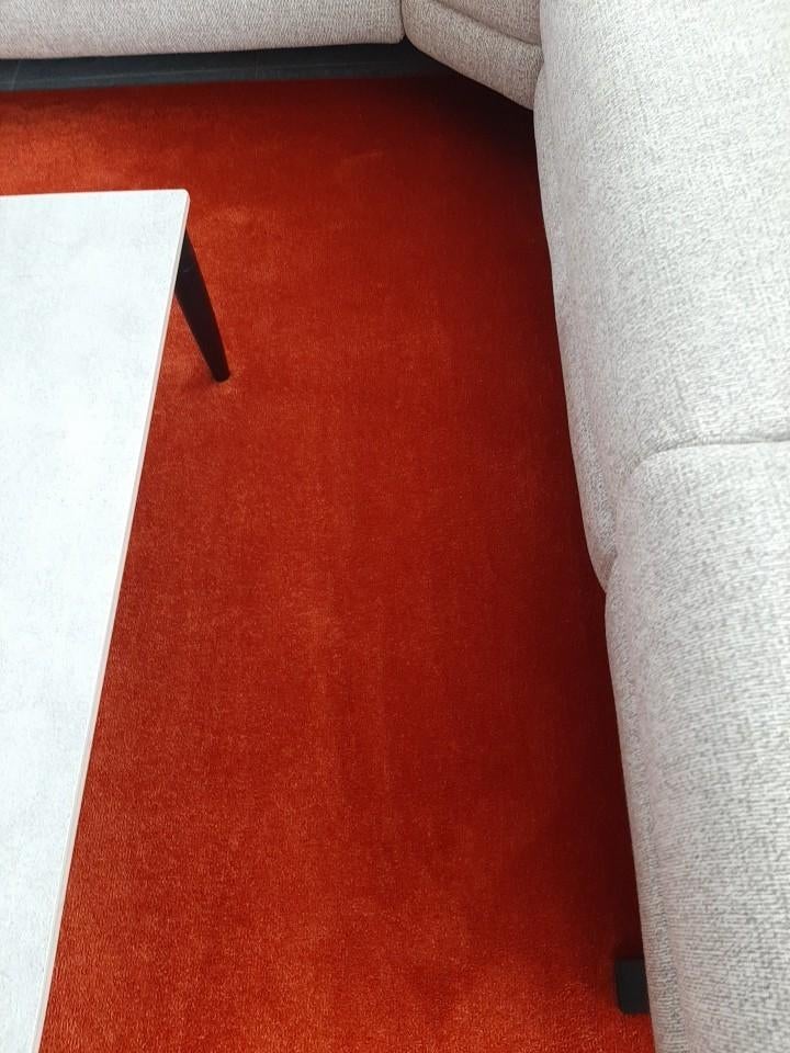 Nieuw tapijt,kleur henna.