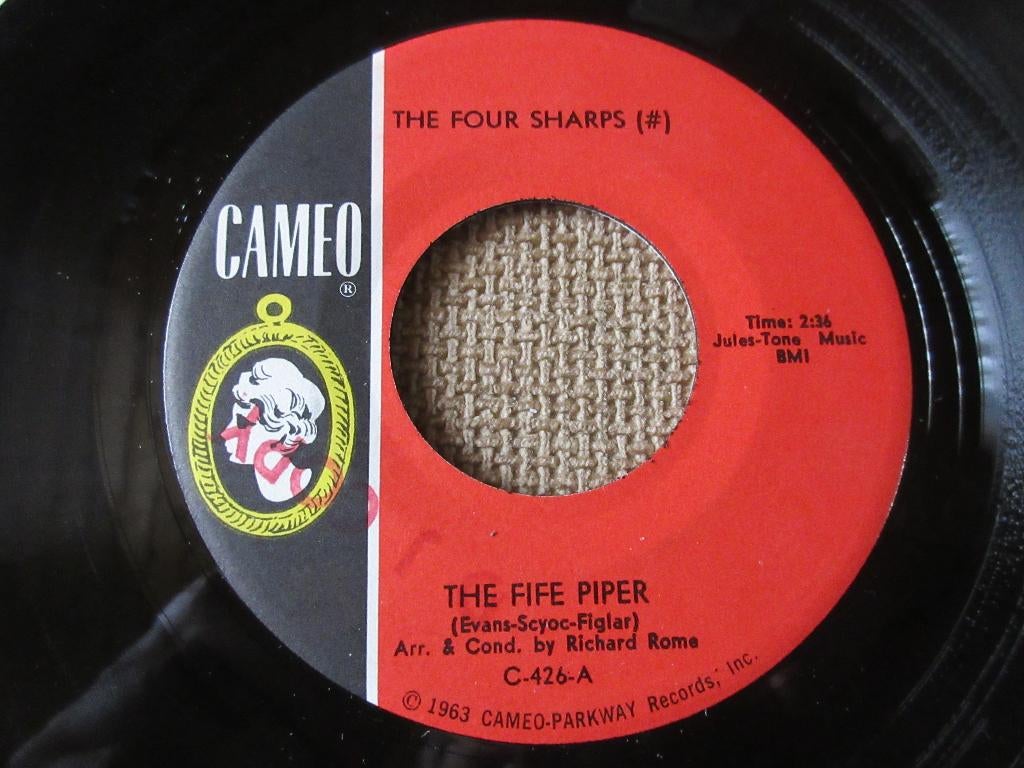 The Four Sharps - The Fife Piper / Happiness Is, Pressage original, Single, Utilisé, 7 pouces