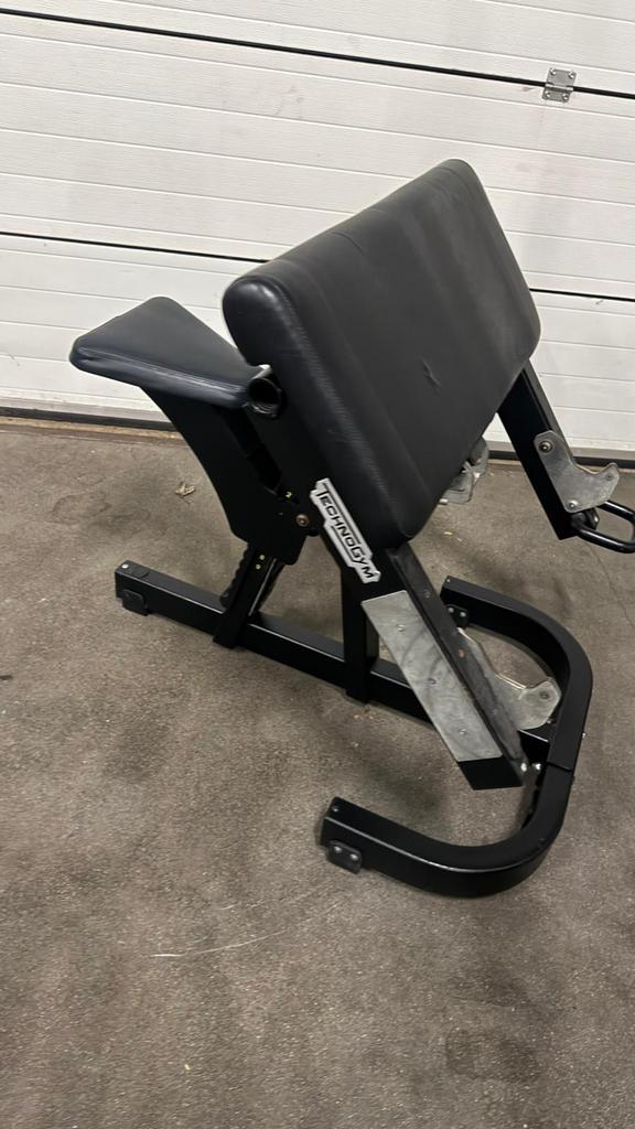 Technogym Pure Strength Scott Bench / Bicepsbankje, Sport en Fitness, Fitnessmaterialen, Ophalen, Gebruikt, Fitnessbank
