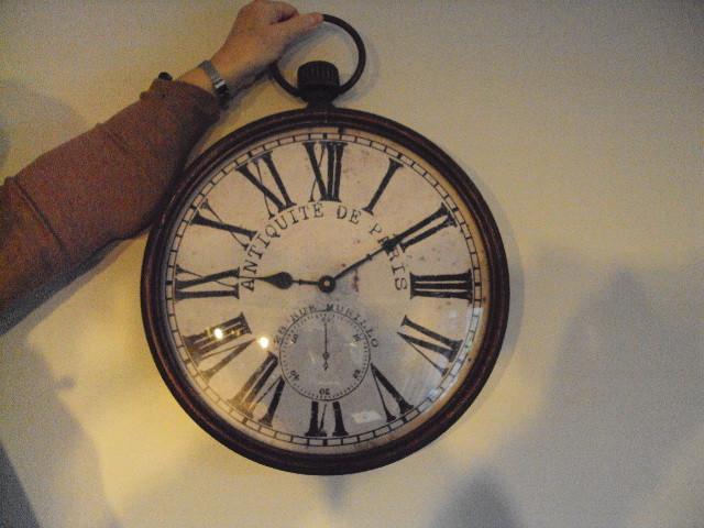 mooie ophangklok in bruin  met romeinse cijfers, Ophalen, Zo goed als nieuw, Analoog, Wandklok