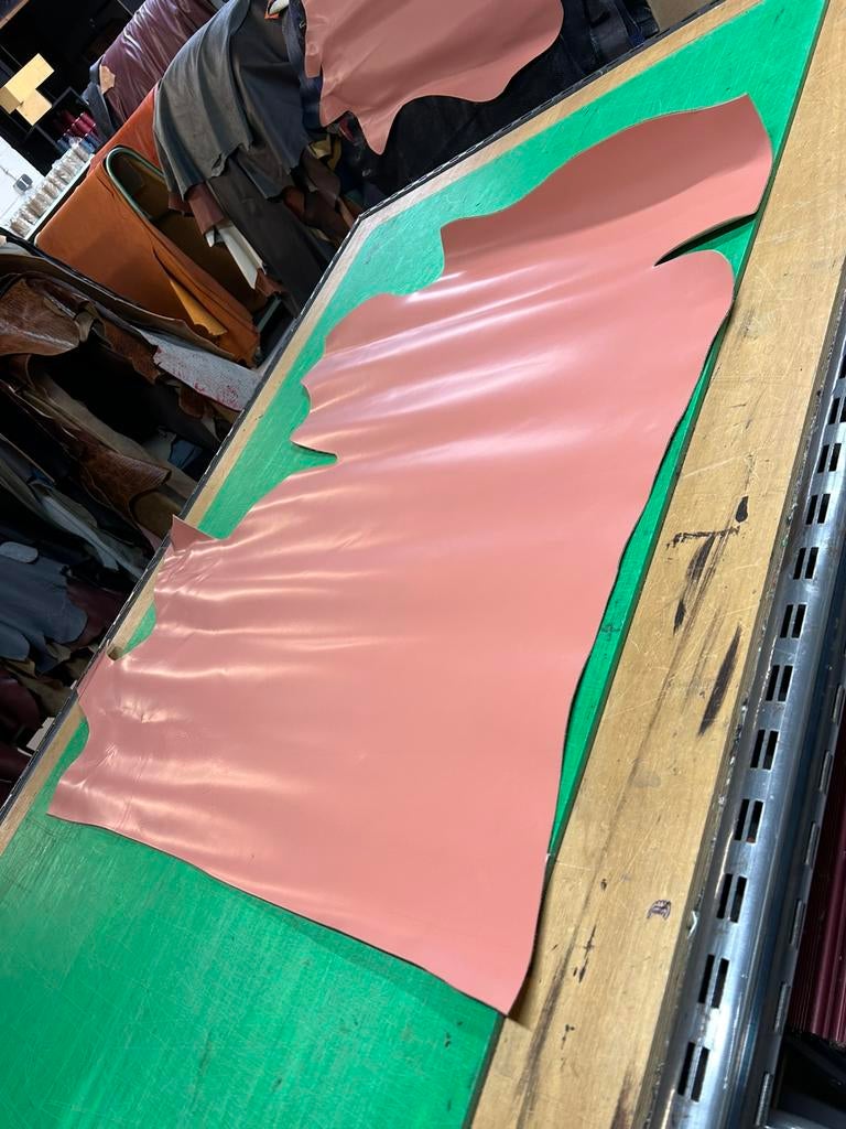 Roze kleur Italiaanse leer lappen 1,5 mm stug&glad A448-449, Ophalen of Verzenden, Zo goed als nieuw, Roze