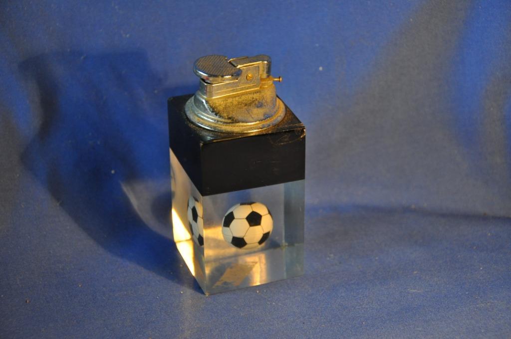 (d)§  briquet de table resine avec ballon de foot (10), Collections, Enlèvement ou Envoi, Utilisé, Briquet
