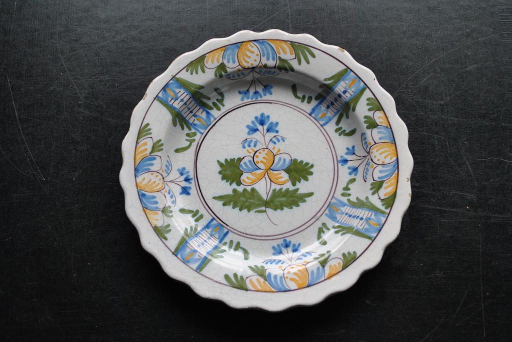 Assiette creuse en faïence polychrome décor fleuri stylisé, Enlèvement ou Envoi