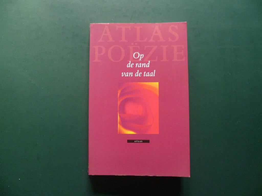Poëzie Gedichten boek Op de rand van de taal Tien jaar Atlas, Ophalen of Verzenden, Zo goed als nieuw