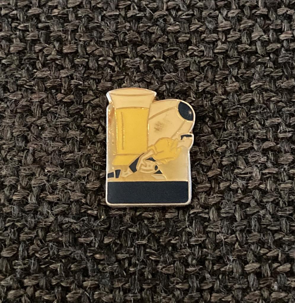 PIN - BUCKLER - BIER - BIÈRE - BEER - RUGBY, Collections, Envoi, Utilisé, Sport, Insigne ou Pin's