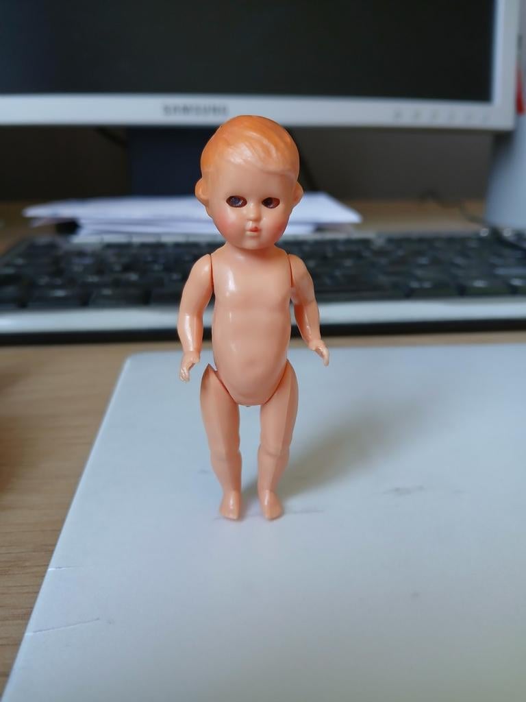 poupée années 60 8 cm (ferme les yeux), Ophalen of Verzenden, Zo goed als nieuw, Pop