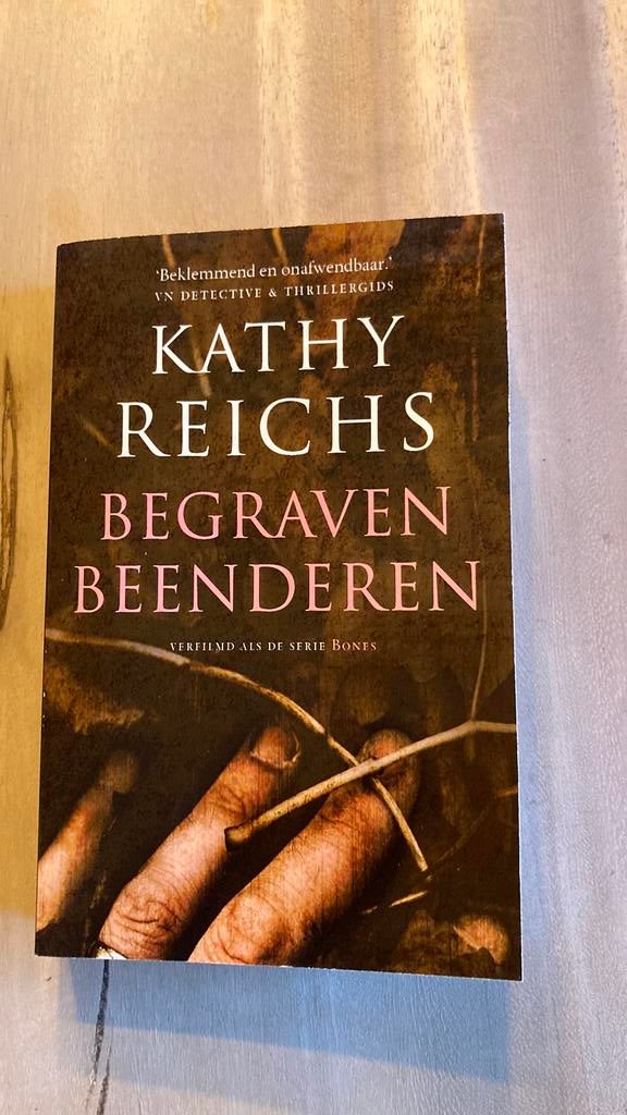 Kathy Reichs - Begraven beenderen paperback, Ophalen of Verzenden, Zo goed als nieuw, Nederland, Kathy Reichs