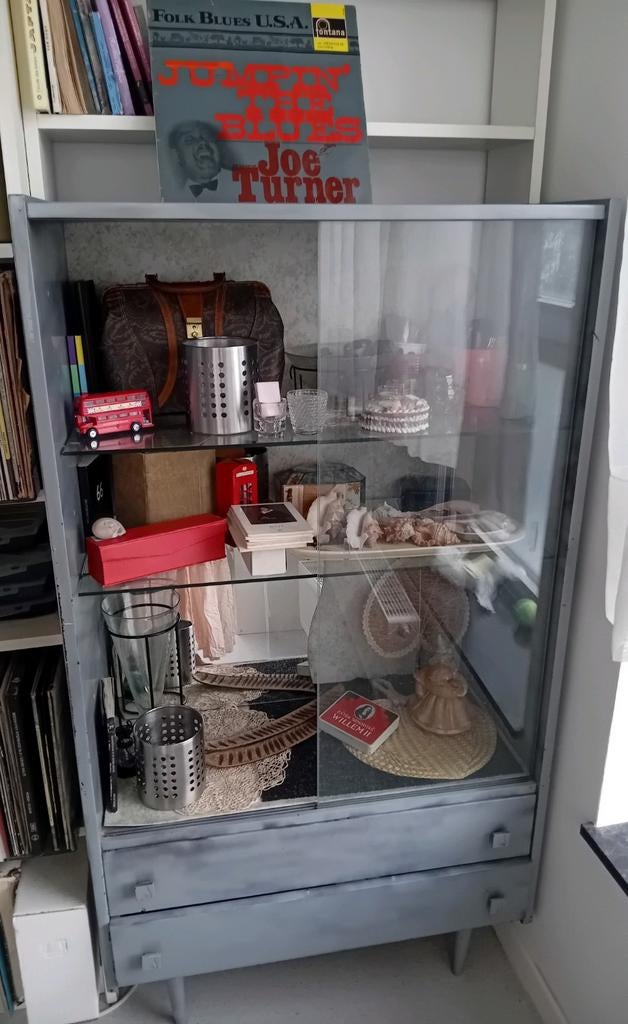 🟠 vitrine bois loupe acajou 50/60 pieds cônes et laiton, Bois, Utilisé, 50 à 100 cm, Bois