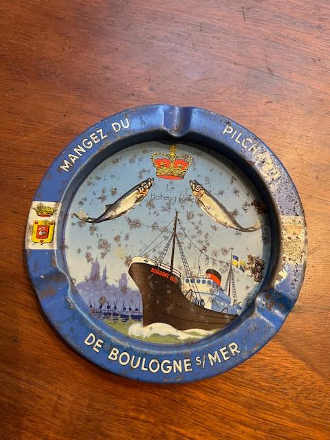 Blikken asbakje Mangez du Pilchard de Boulogne sur Mer, Antiek en Kunst, Curiosa en Brocante, Ophalen