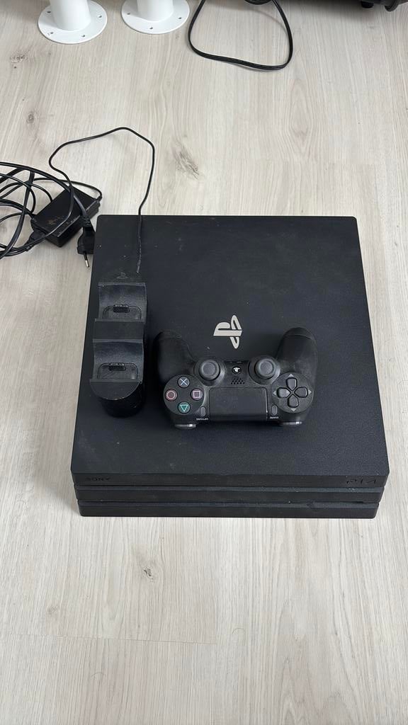 PlayStation 4 pro + controller en oplaadstation, Ophalen of Verzenden, Zo goed als nieuw, 1 TB, Met 1 controller