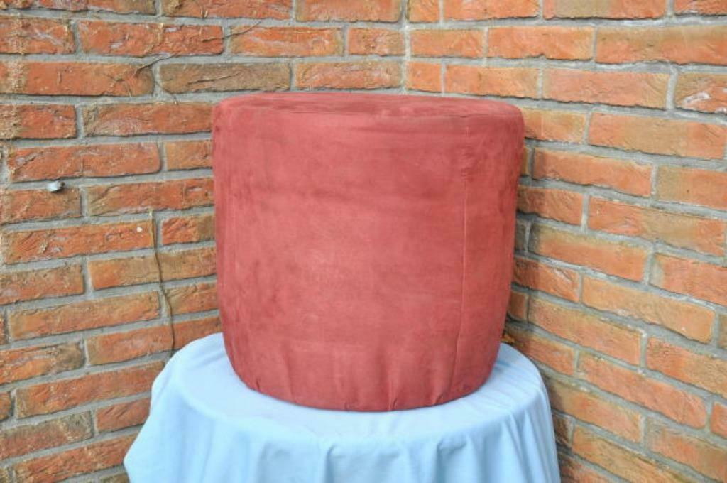 § pouf rond tissu peau de pèche, Maison & Meubles, Canapés | Repose-pieds & Poufs, Enlèvement ou Envoi, Utilisé, Rond