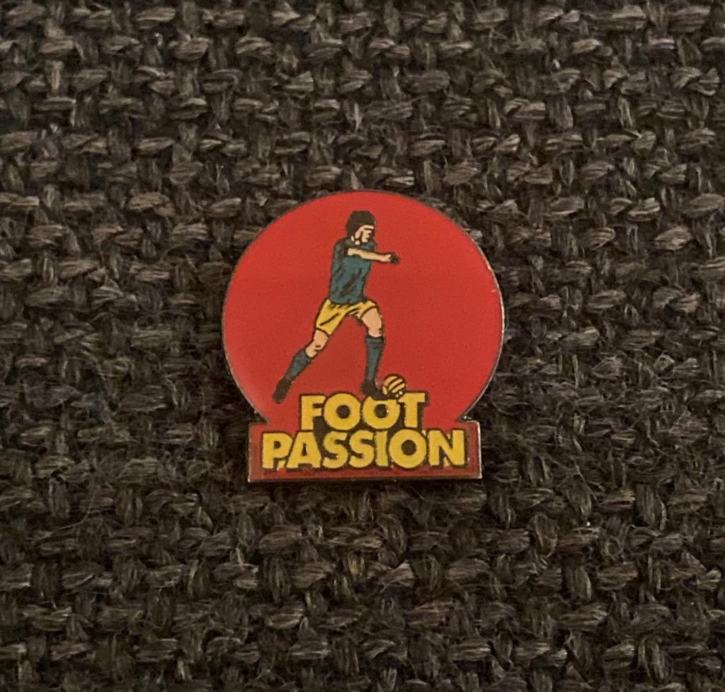 PIN - FOOT PASSION - VOETBAL - FOOTBALL, Envoi, Utilisé, Sport, Insigne ou Pin's