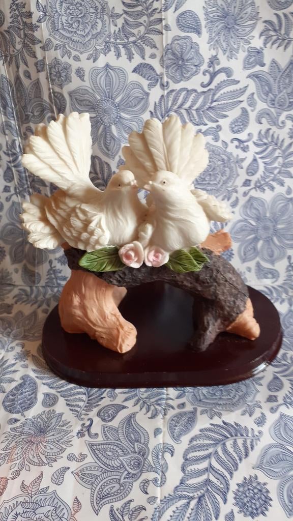 couple de colombe en resine sur socle de bois, Enlèvement ou Envoi, Utilisé
