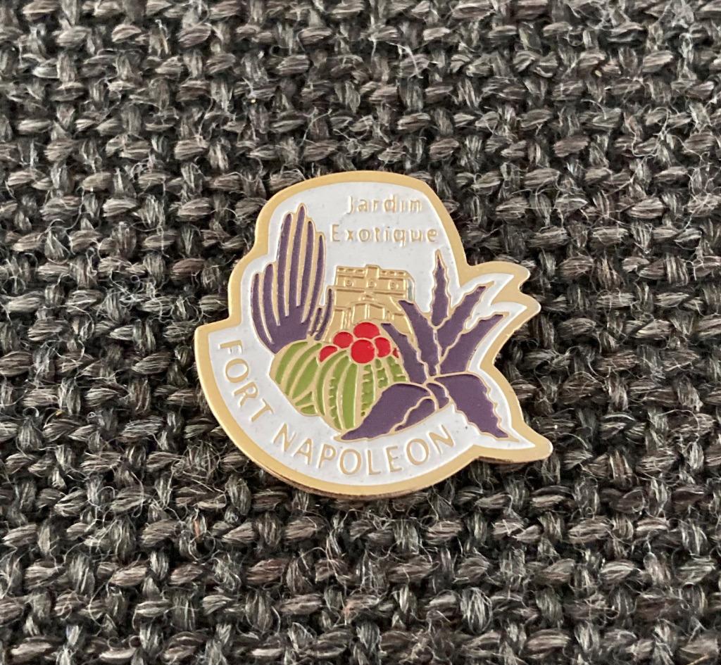 PIN - FORT NAPOLEON - JARDIN EXOTIQUE, Envoi, Utilisé, Autres sujets/thèmes, Insigne ou Pin's