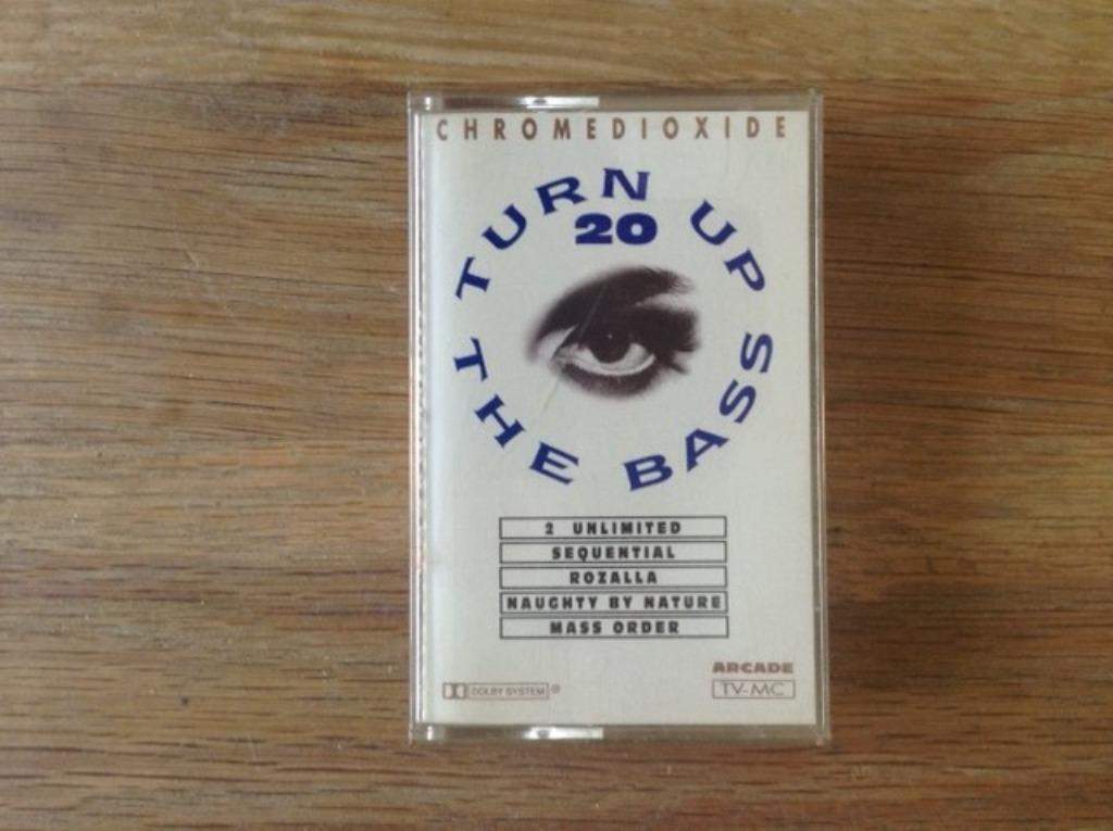 muziekcassette turn up the bass, Enlèvement ou Envoi, Originale, Comme neuf, Autres genres