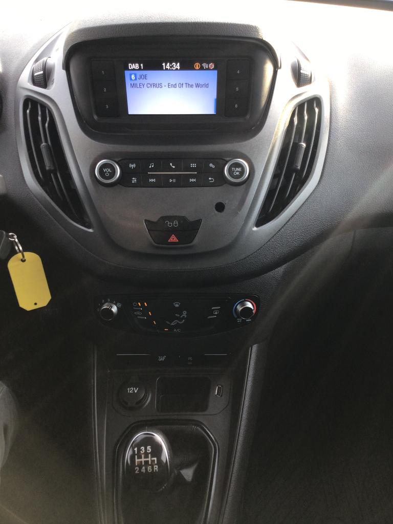 ford courier 15dci 2023 13000km airco 14950e alles in, Auto's, Voorwielaandrijving, 75 kW, Stof, Parkeersensor