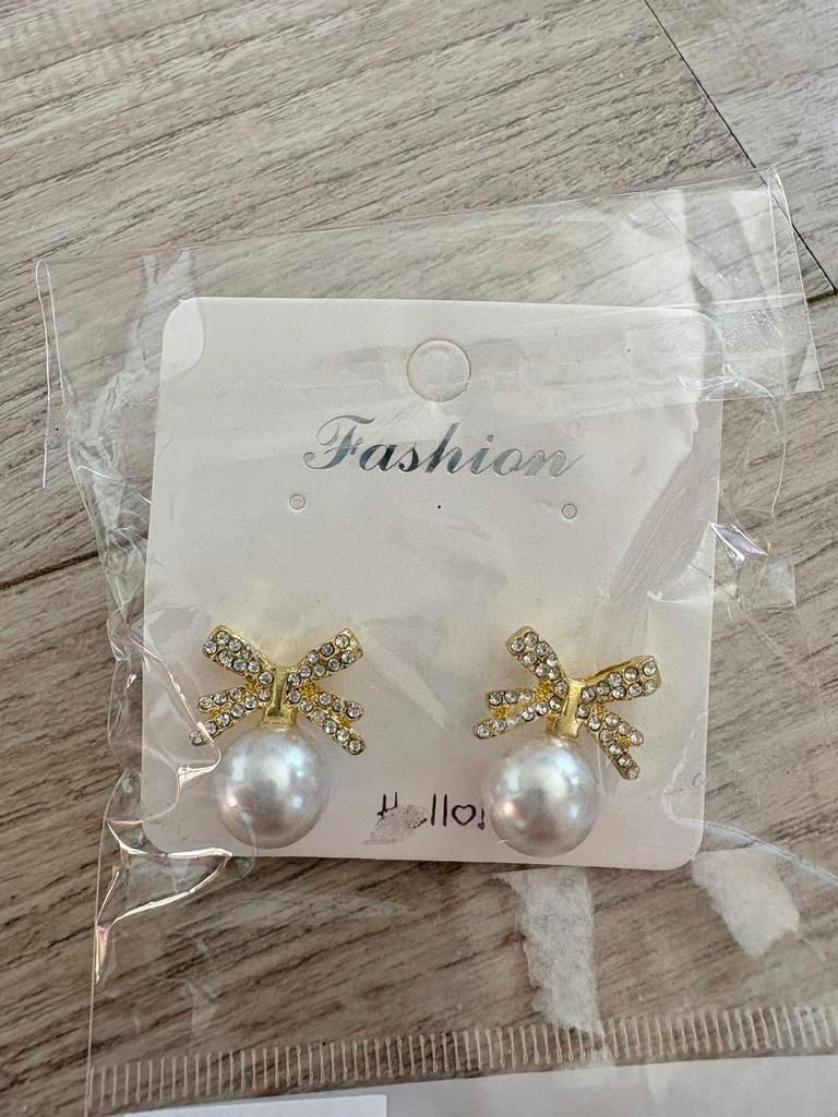 NOUVELLES boucles d'oreilles en perles avec nœud, Bijoux, Sacs & Beauté, Boucles d'oreilles, Enlèvement, Blanc, Neuf, Puces ou Clous