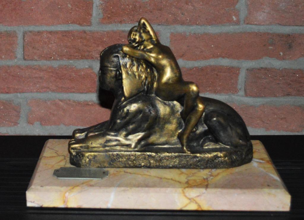 Beeld " naakte vrouw op Sphinx" 15 x 26 cm, 20 cm hoog, Ophalen of Verzenden