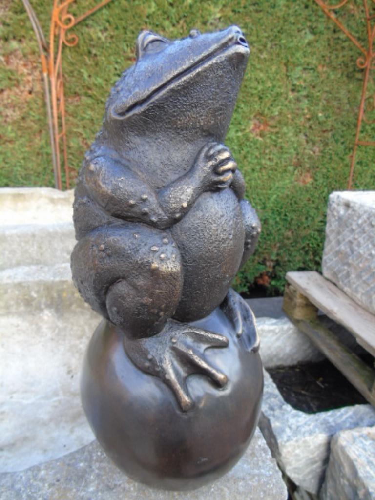 een kikker op een bronzen bal, waterstraal..., Tuin en Terras, Waterpartijen en Fonteinen, Nieuw, Fontein, Overige materialen
