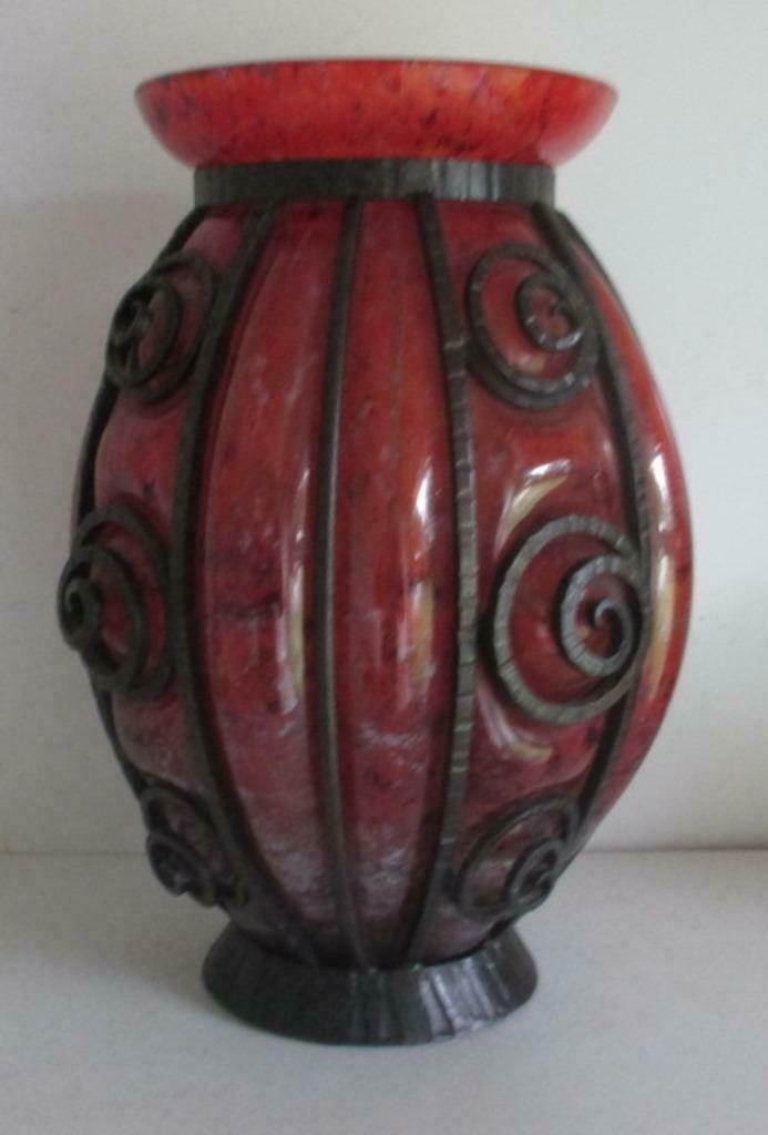 art deco Daum pate de verre vaas in smeedwerk Lorrain, Envoi