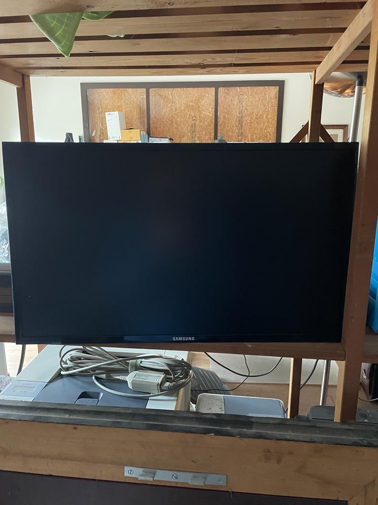 Samsung Led beeldscherm 60cm met muurbeugel, Computers en Software, Draaibaar, 3 tot 5 ms, Full HD, Zo goed als nieuw